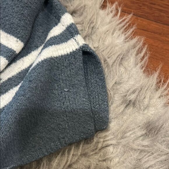 Hollister Blue‎ and White Stripped V-Neck Sweater - Picture 5 of 6